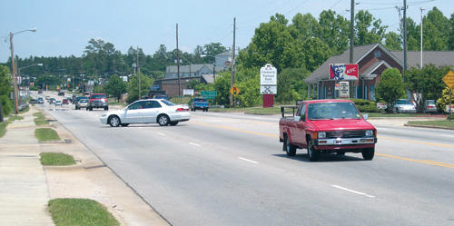 <FONT SIZE=4>Town pursues DOT median on Bickett</font>