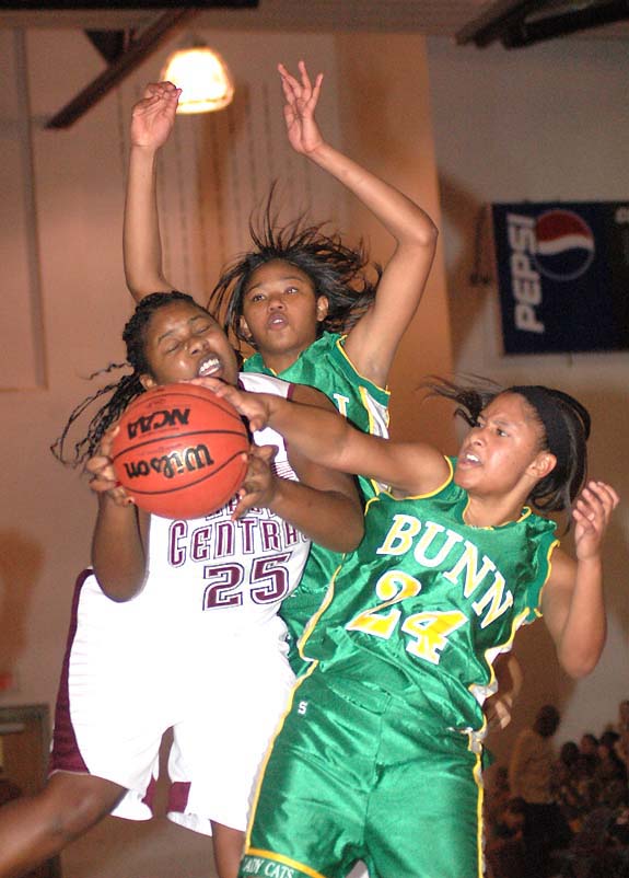 Hooping it up:<br>Nash Central takes 2 vs. BHS